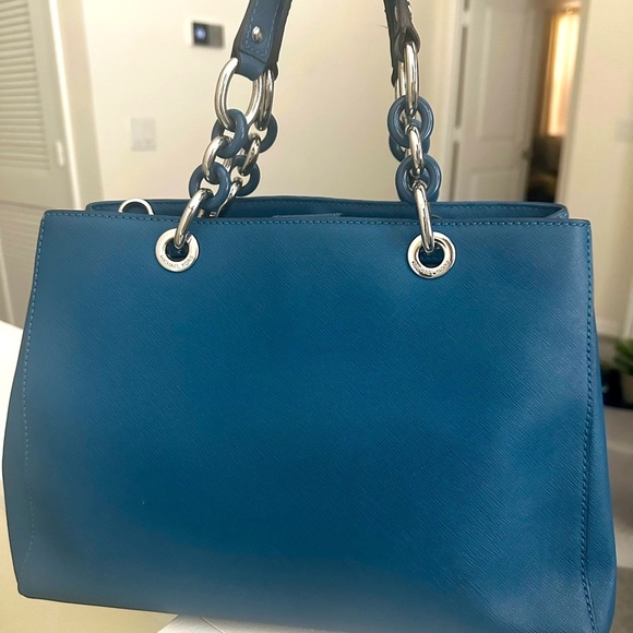 Michael Kors - Cynthia Bag - Picture 7 of 9